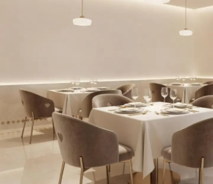 Světlý interiér restaurace s jemnou kasinovou inspirací v dekoru a osvětlení