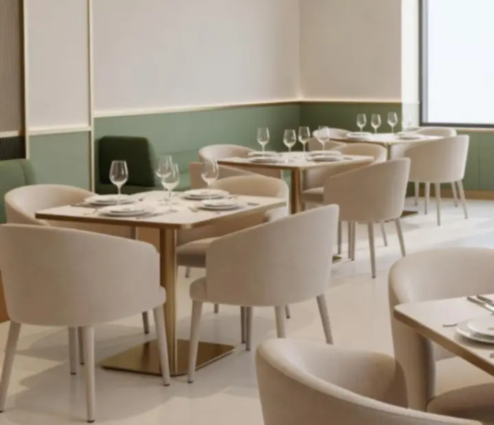 Světlý interiér restaurace Vinný Salon s elegantně prostřenými stoly